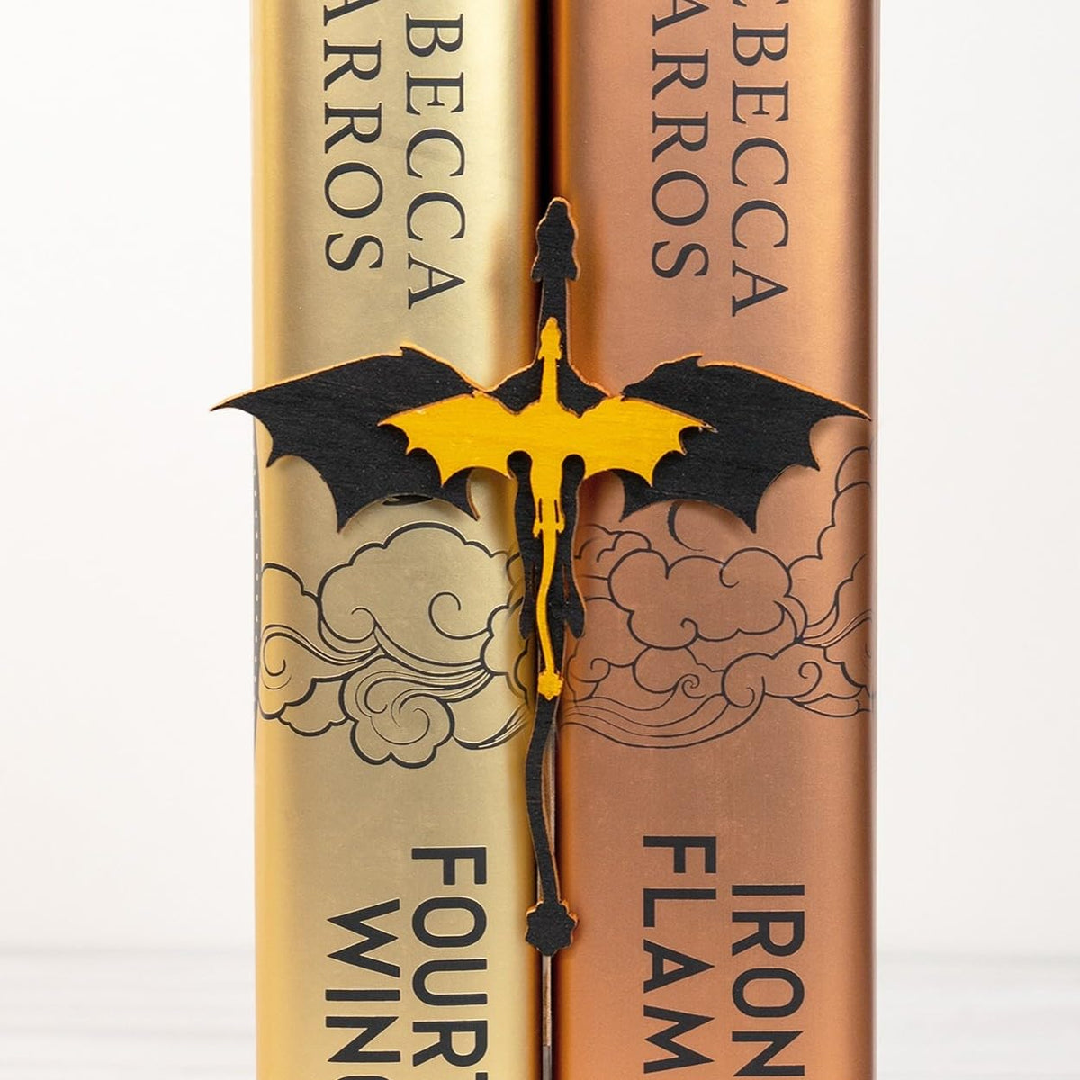 HASTHIP® Fourth Wing Merch Dragon Bookshelf Decor, Handmade Wooden Bookshelf Decorations, Fantasy Fan Book Nook Acotar Trinkets, Cool 4th Wing Bookish Accessories Gifts for Books Lovers