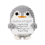 HASTHIP® Pingüino de Ganchillo Hecho a Mano con Tarjeta de Mensaje Positivo,Decoración Escritorio Motivacional,Bonito Juguete Croché para Oficina Hogar o Habitación Infantil Gris