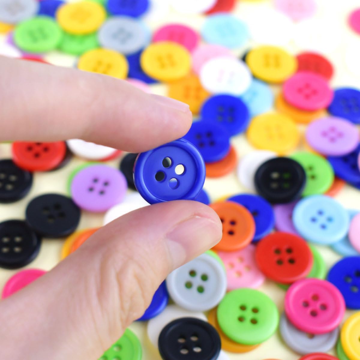 HASTHIP® 300pcs Buttons for Craft DIY 15mm Round Resin Sewing Buttons for Clothes with Box 4 Holes 15 Colors Ornament Crafts Buttons for Sewing Knitting Arts