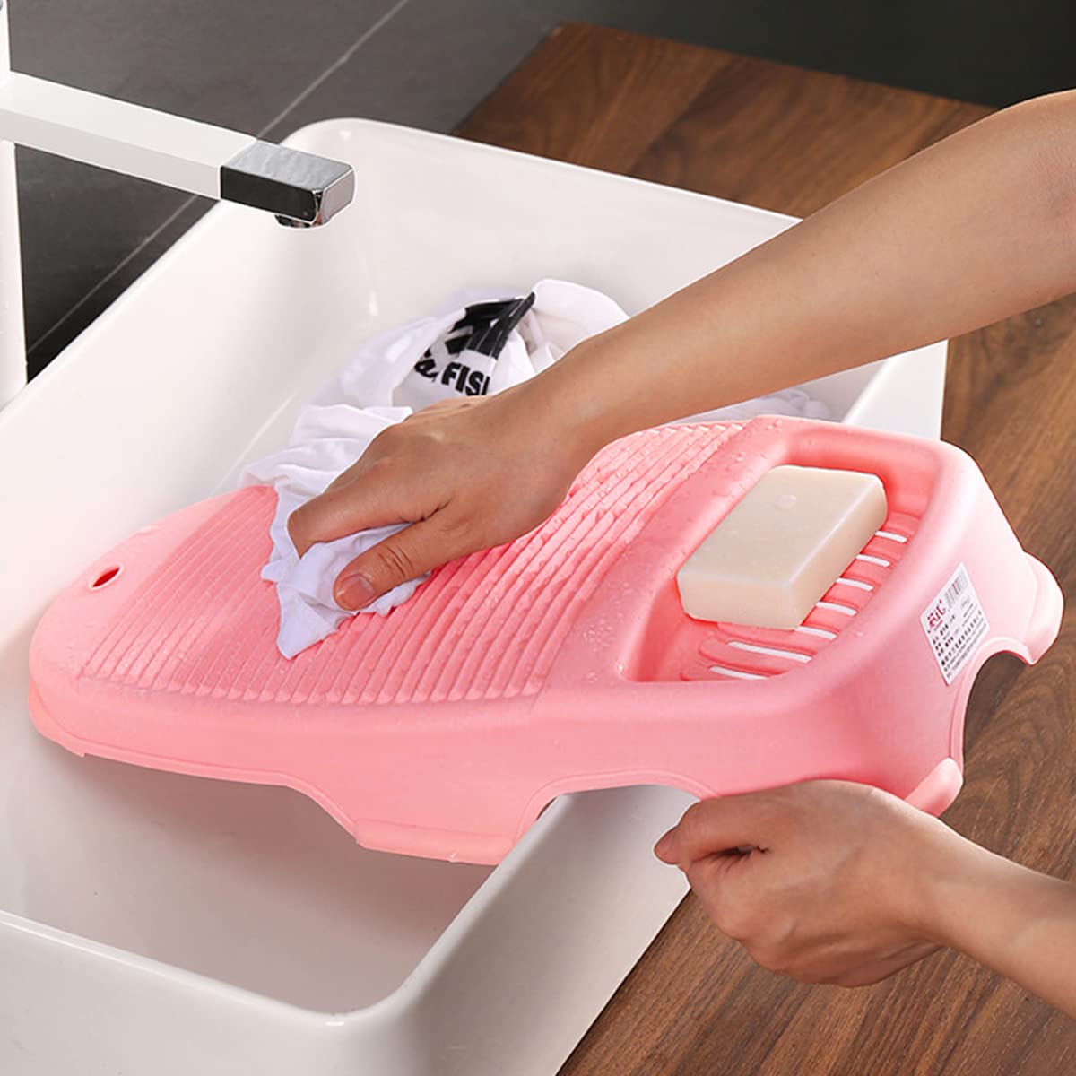 Washboard Washing Clothes Anti-Slip Hand Wash Board with Soap Holder Scrubbing Pad Hangable Laundry Board for Underwear Kid Clothes Shirts Hand Towels Baby Bib Socks 44 * 21cm Pink