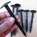 HASTHIP® 100 Pcs 11cm Plastic Landscape Staples, UV-Resistant Anti-Corrosion Garden Pegs for Securing Fabric, Ground Cover, Netting, Drip Irrigation - Barbed Design, Easy Installation