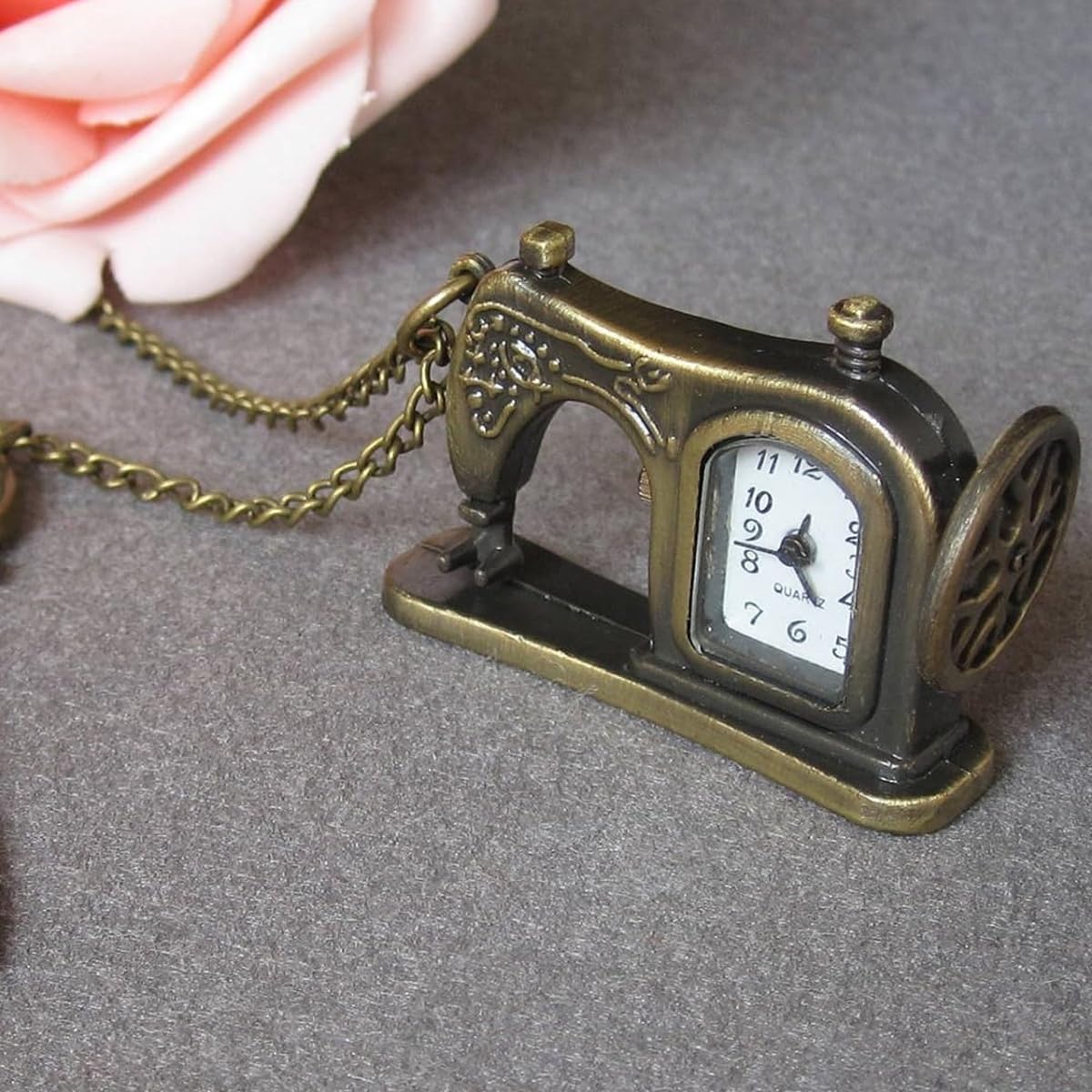HASTHIP® Elegant Retro Pocket Watch Sewing Machine Design - Premium Alloy, Quartz Movement, Portable with Chain - Gift for Birthdays & Special Occasions for Men & Women